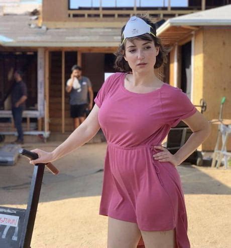 Milana Vayntrub (the AT&T girl) dancing : r/boobbounce